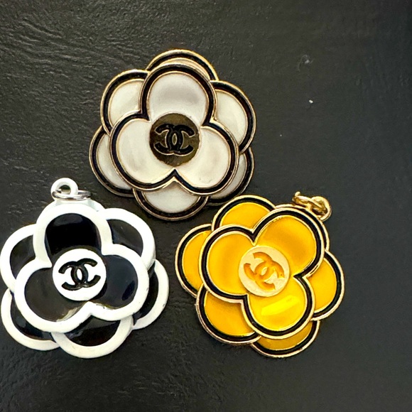 CHANEL CC CAMELLIA Pendant bundle - Picture 1 of 2